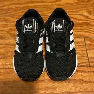 Adidas swift run sneakers